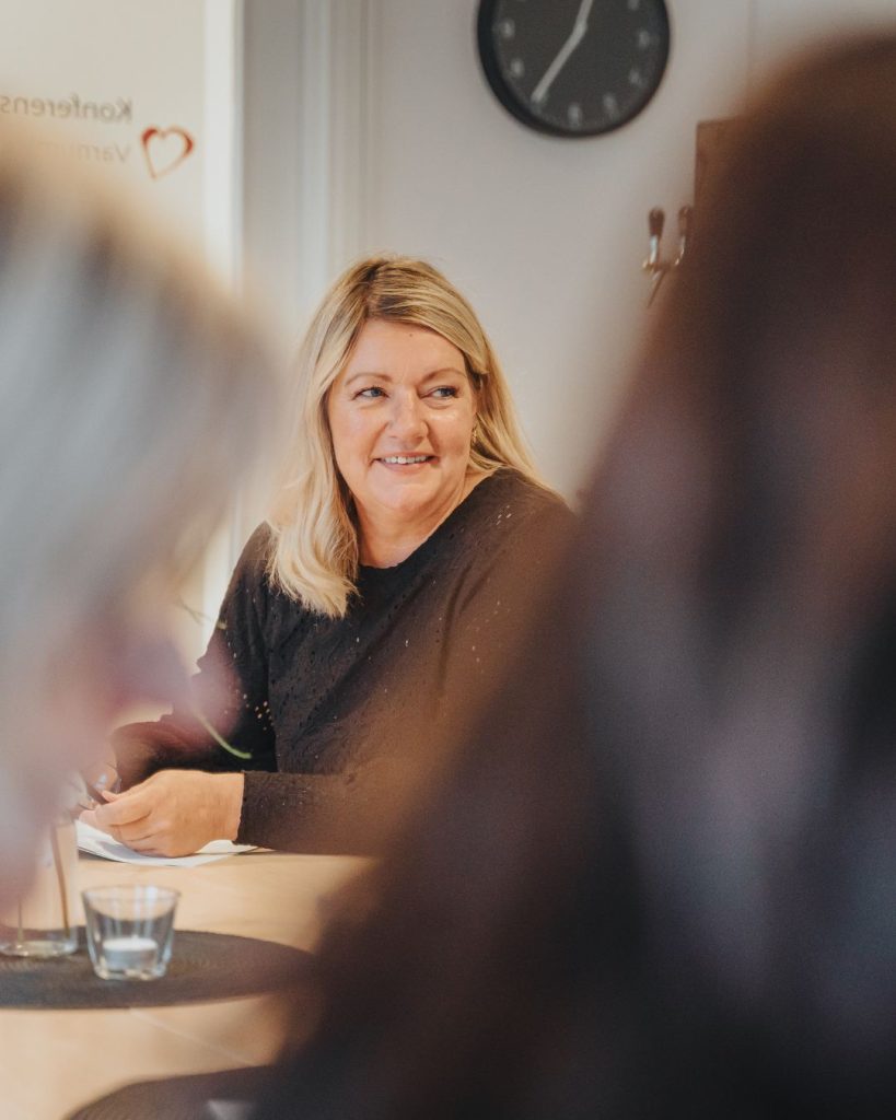 Vad gör en företagshälsa? Bild visar personal i möte.